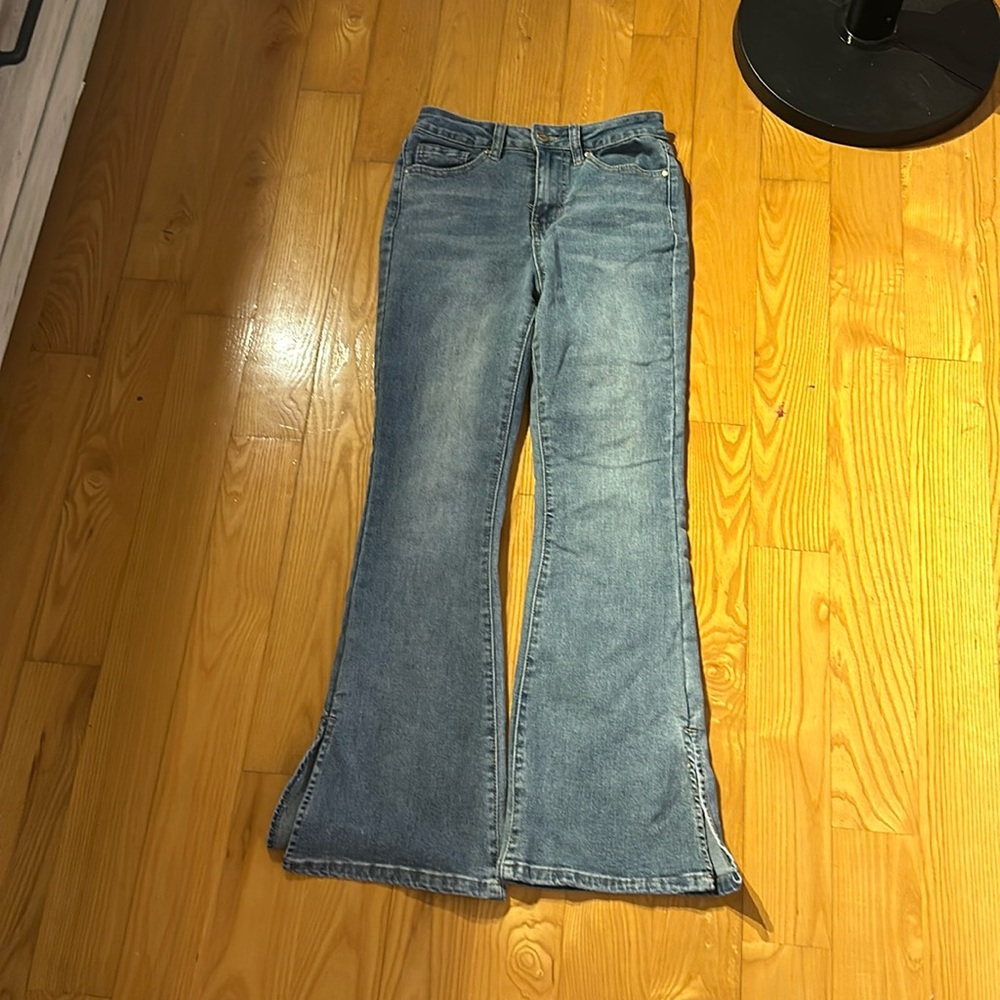 Semi low waisted jeans.